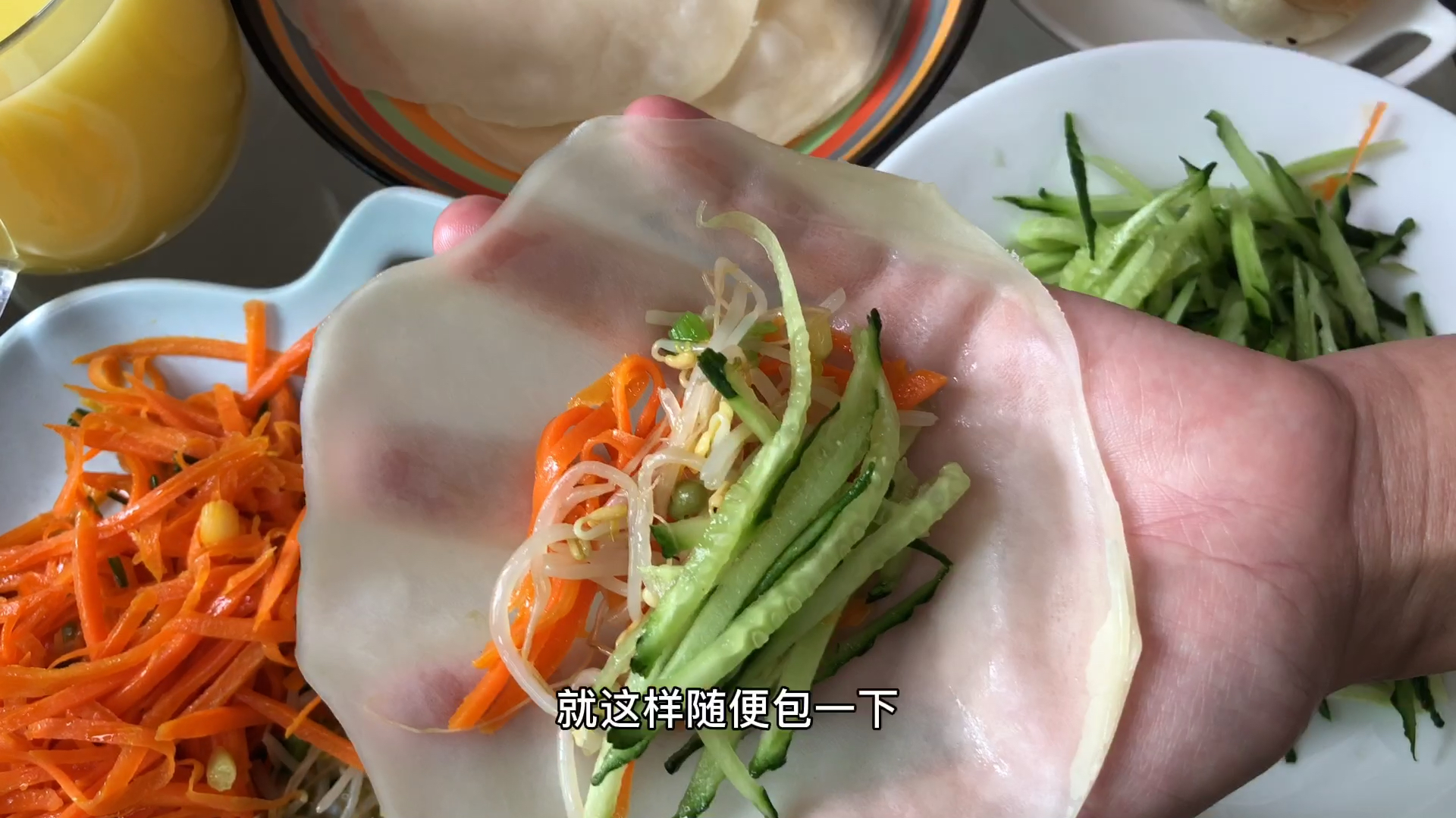 用剩下的饺子皮来做春卷 花样吃法 这样剩下的饺子皮不浪费