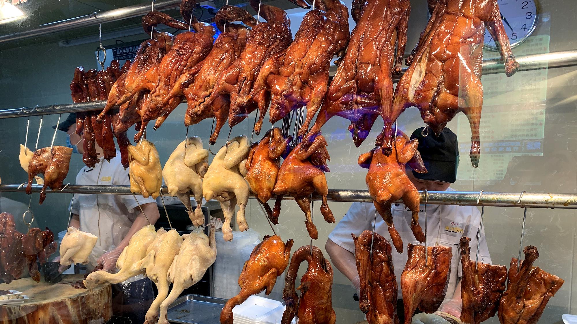 大叔10年坚持做广州烧腊美食,一天只卖30只鸭,顾客抢着买