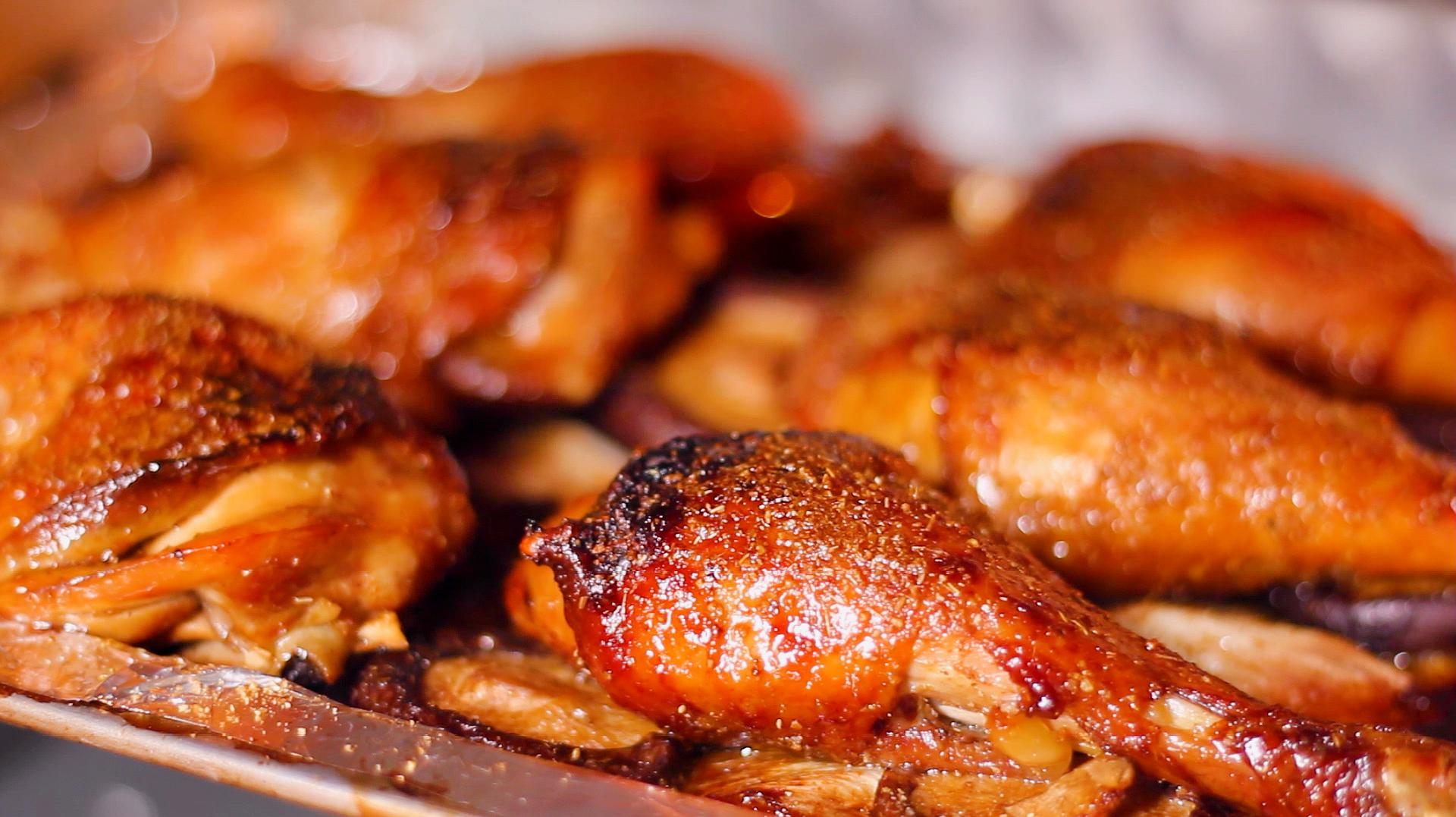 6个鸡腿用竹签一扎,不用红烧不用炸,外焦里嫩,拿着啃太香了