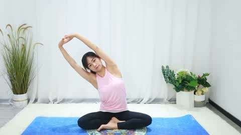 原地坚持一组动作,每天100下,瘦腰瘦肚子,练一周瘦一圈