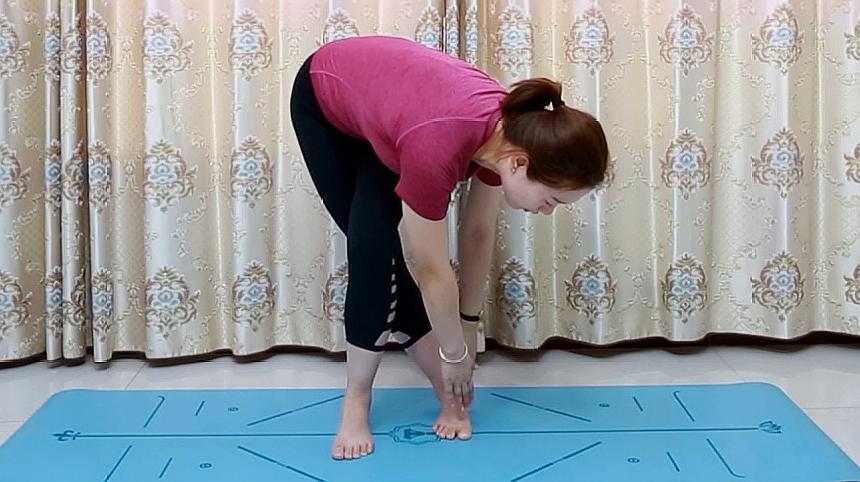 一个简单又有趣的动作,每天3分钟,拉伸腿部肌肉,减少腿部粗壮