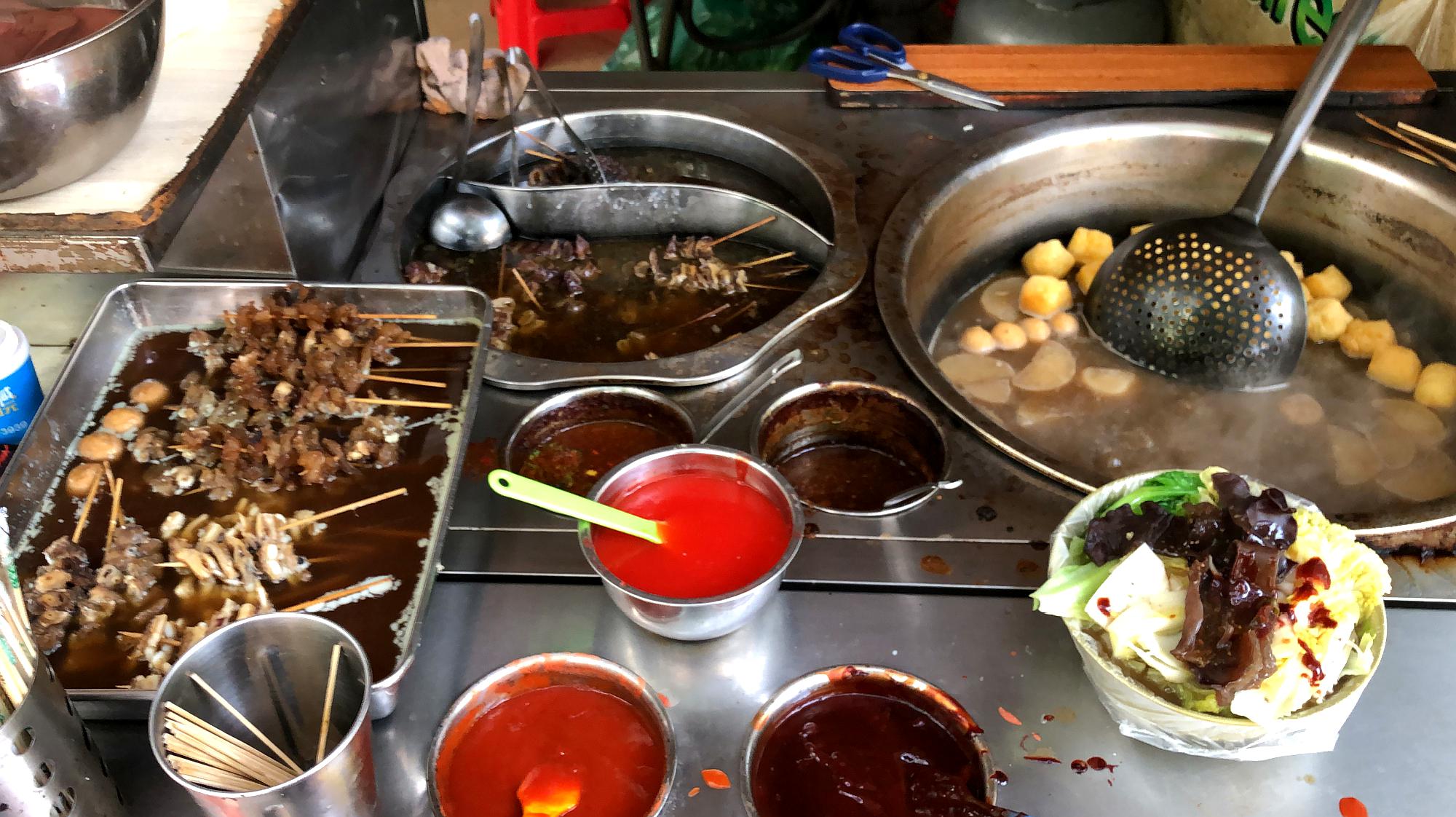 广东佛山街头不起眼的小店里18元一份的牛杂,光配菜就放了好几种