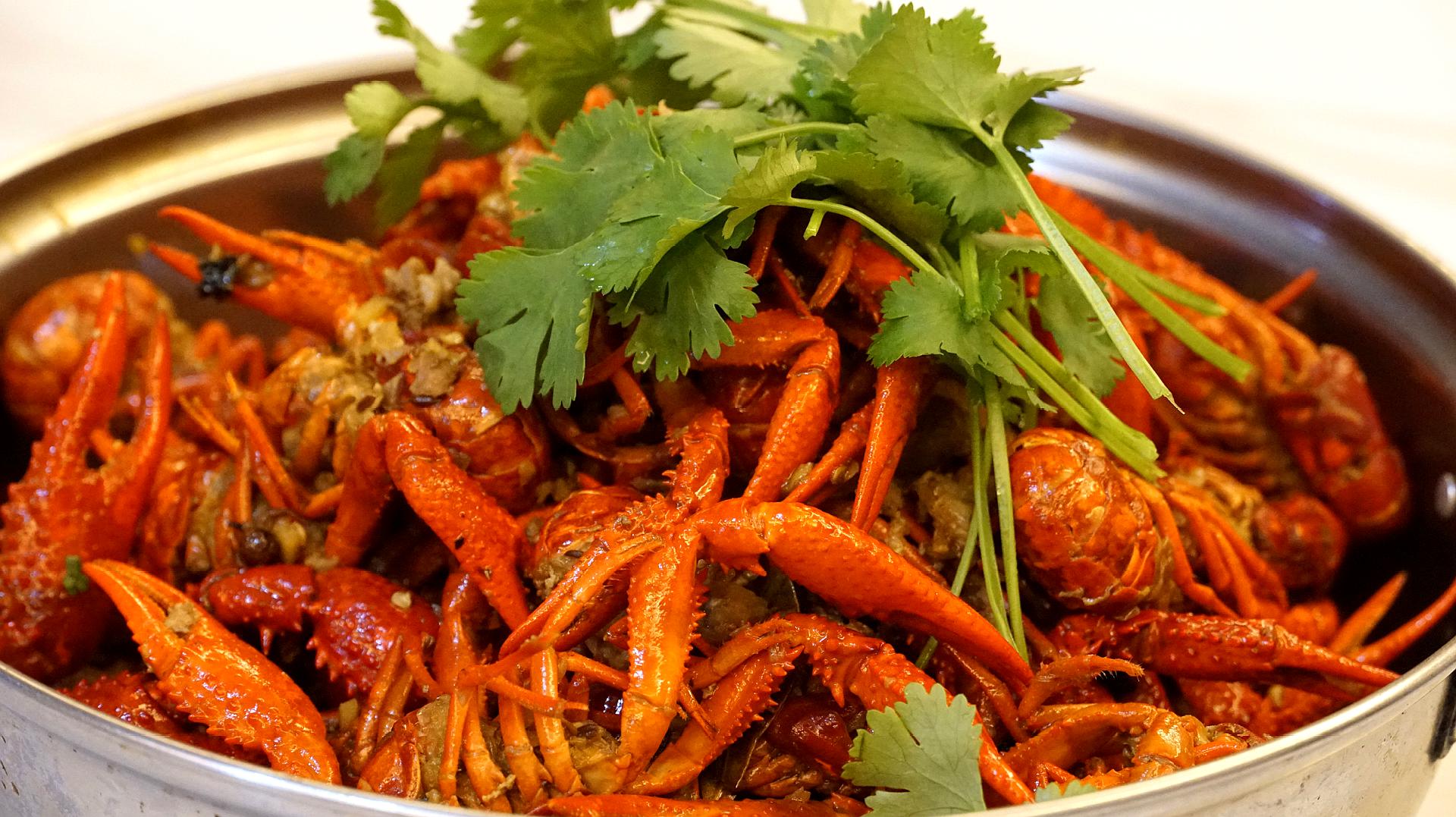 安然买来五斤小龙虾,做了一大盆口味虾,一家人都吃撑了