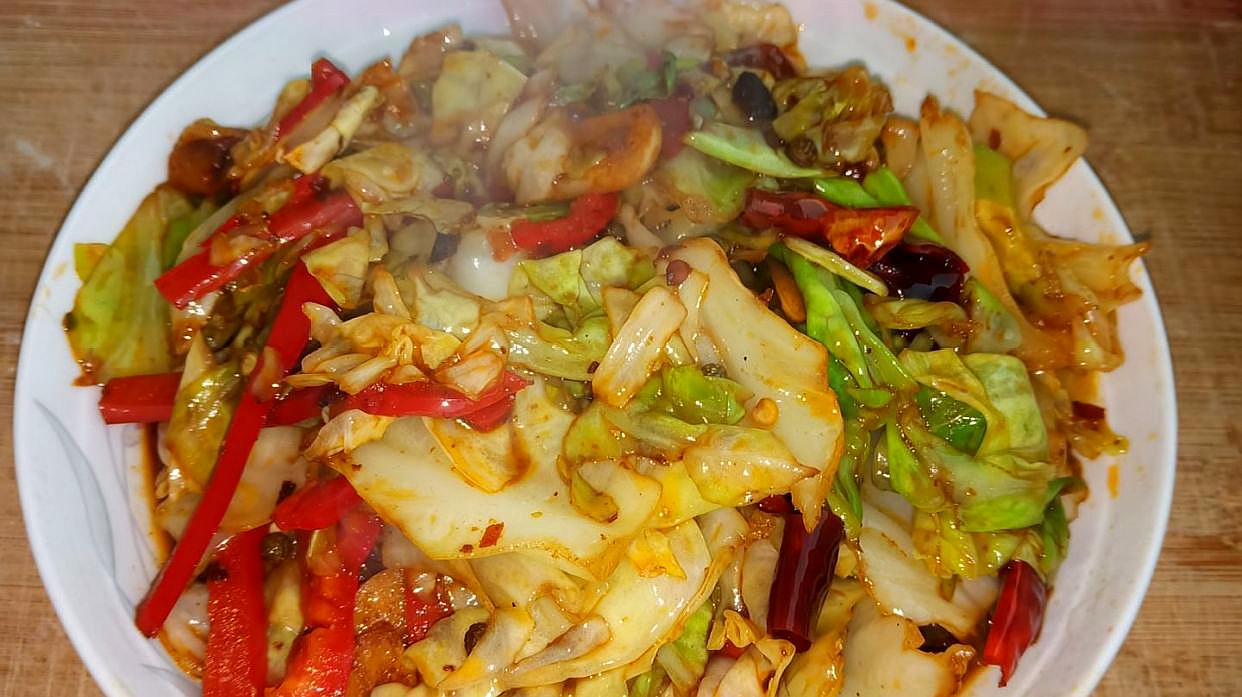 教你不用焯水也能做出清脆爽口的手撕包菜,俗称炒茴子白