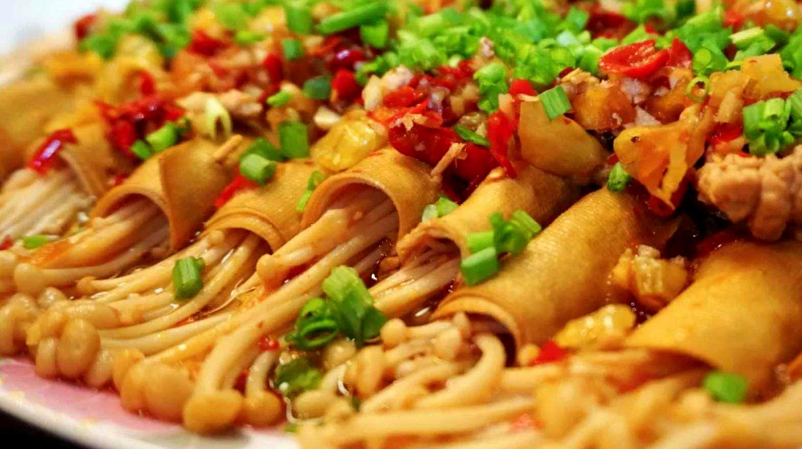 金针菇与火腿的完美融合,鲜香开胃吃着过瘾,出锅香味飘满屋!