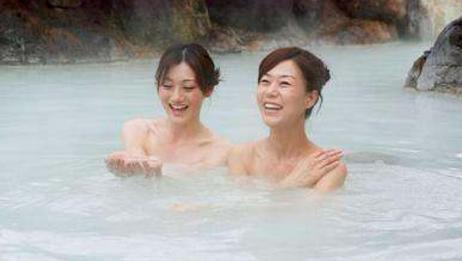 日本泡温泉的公共浴池 禁止女性穿衣服 该如何保护隐私 爱言情 日本泡温泉的公共浴池 禁止女性穿衣服 该如何保护隐私 爱言情