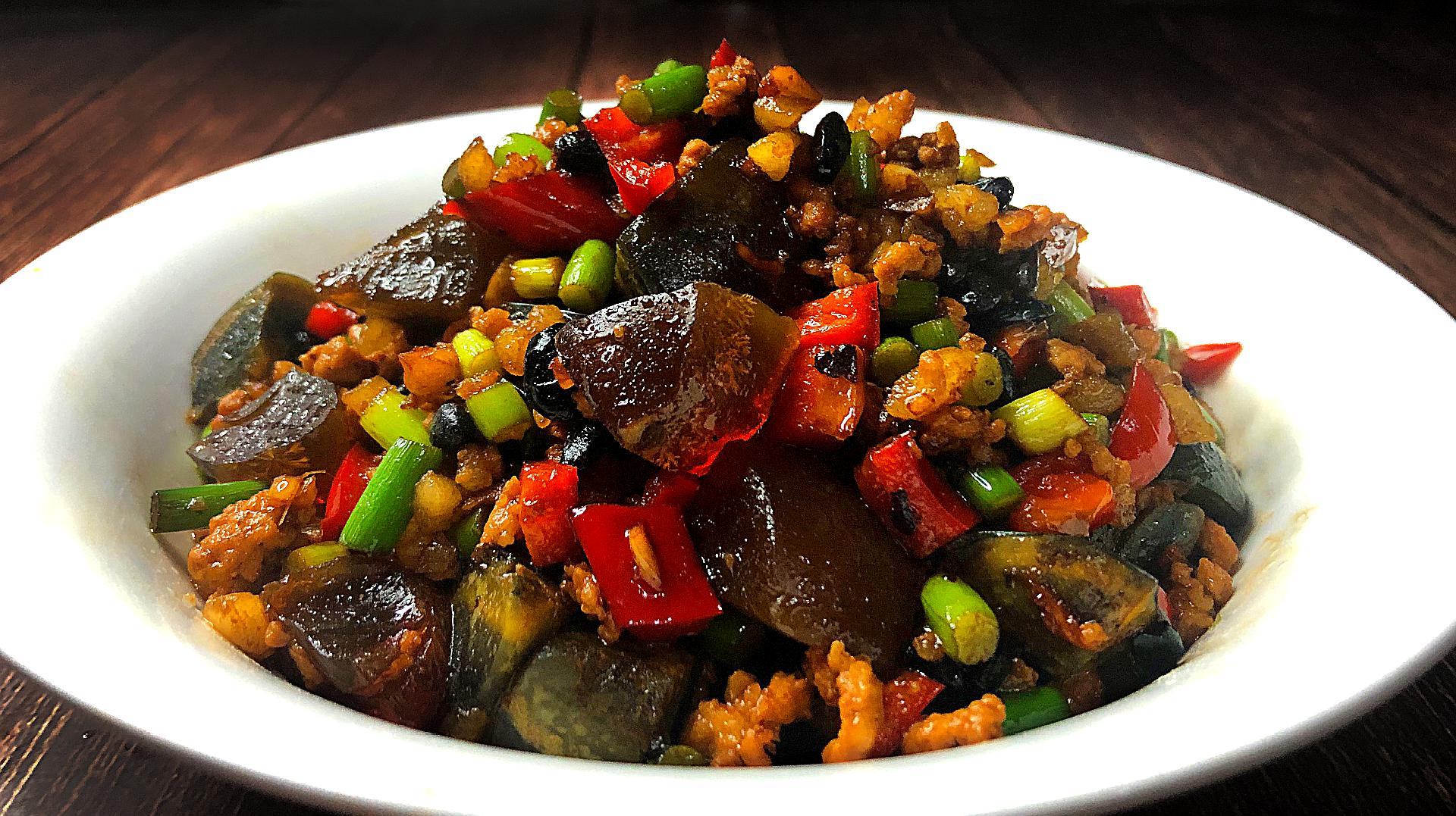 皮蛋不要凉拌了,学会这个新吃法,鲜香入味又下饭,饭店都吃不到