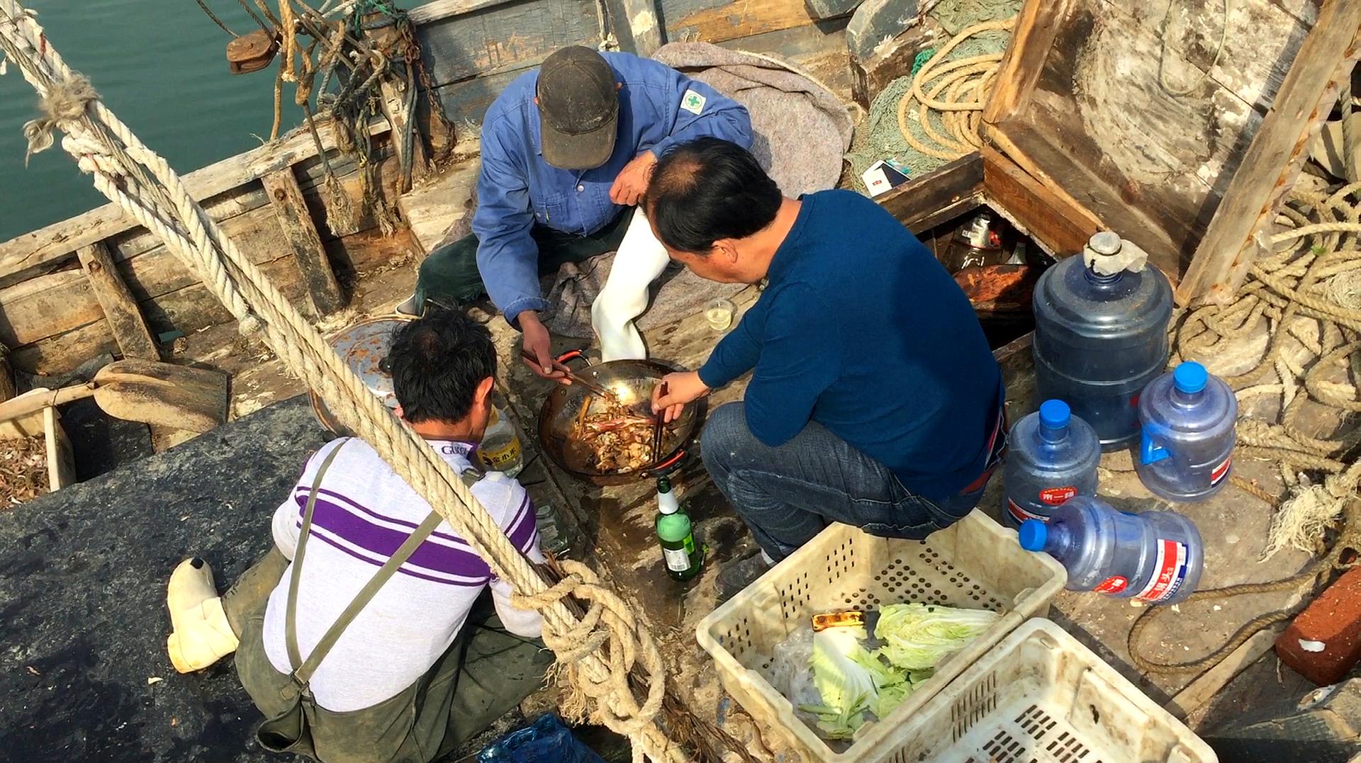 山東青島,小夥去碼頭啥也沒買,還被熱情漁民請上船,蹭了一頓飯