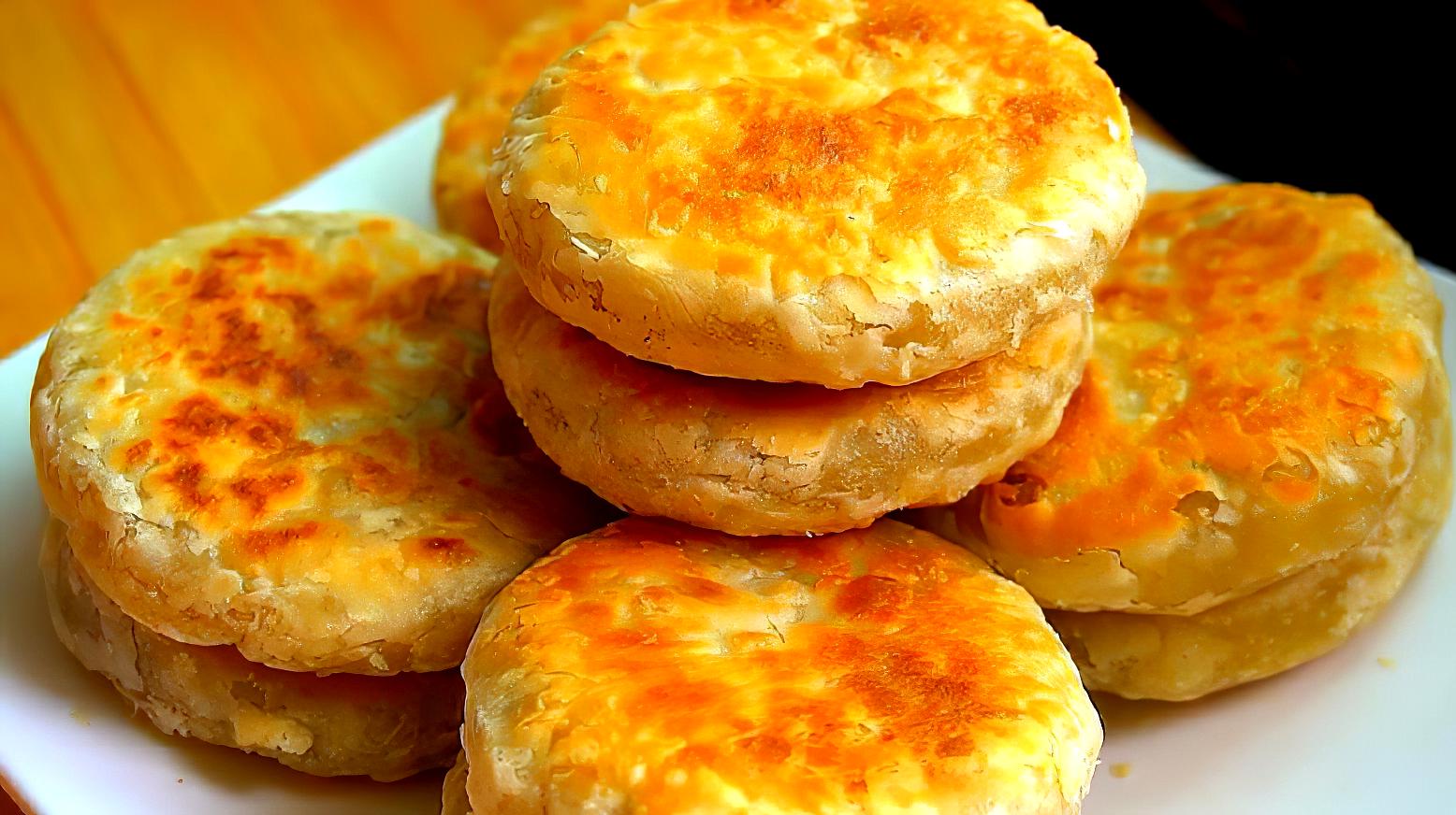 3山药软饼:山药做成面饼:在锅中烙至两面金黄,出锅装盘即可完成,3