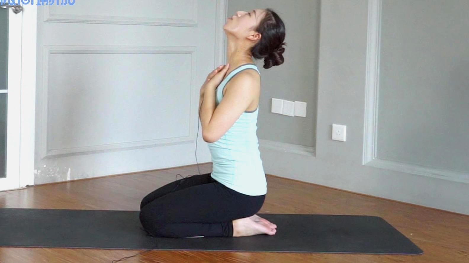 身体伸直,双手贴在胸前,头部向上抬起,感受颈部的拉伸,保持呼吸均匀