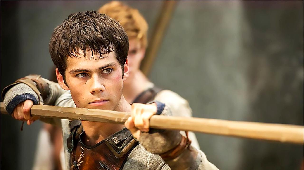 男主一觉醒来身陷迷宫,冒险寻出口,一部科幻动作片《移动迷宫》