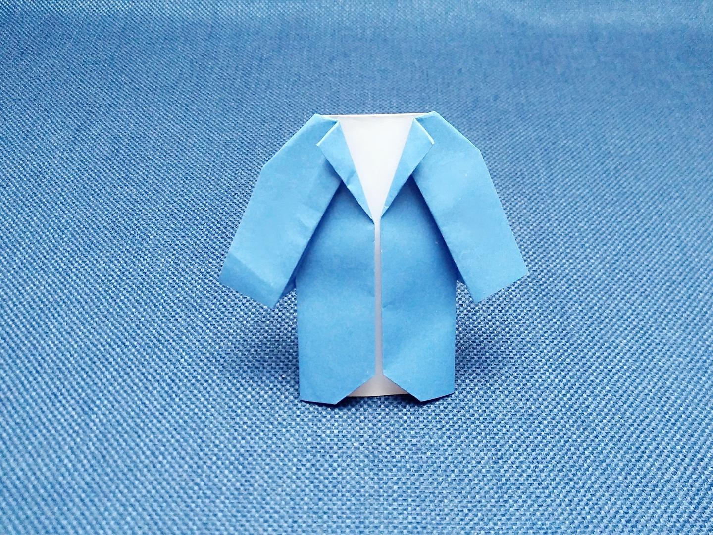 3帅气的西装上衣折法  03:01  来源:好看视频-简单的手工折纸服装,3