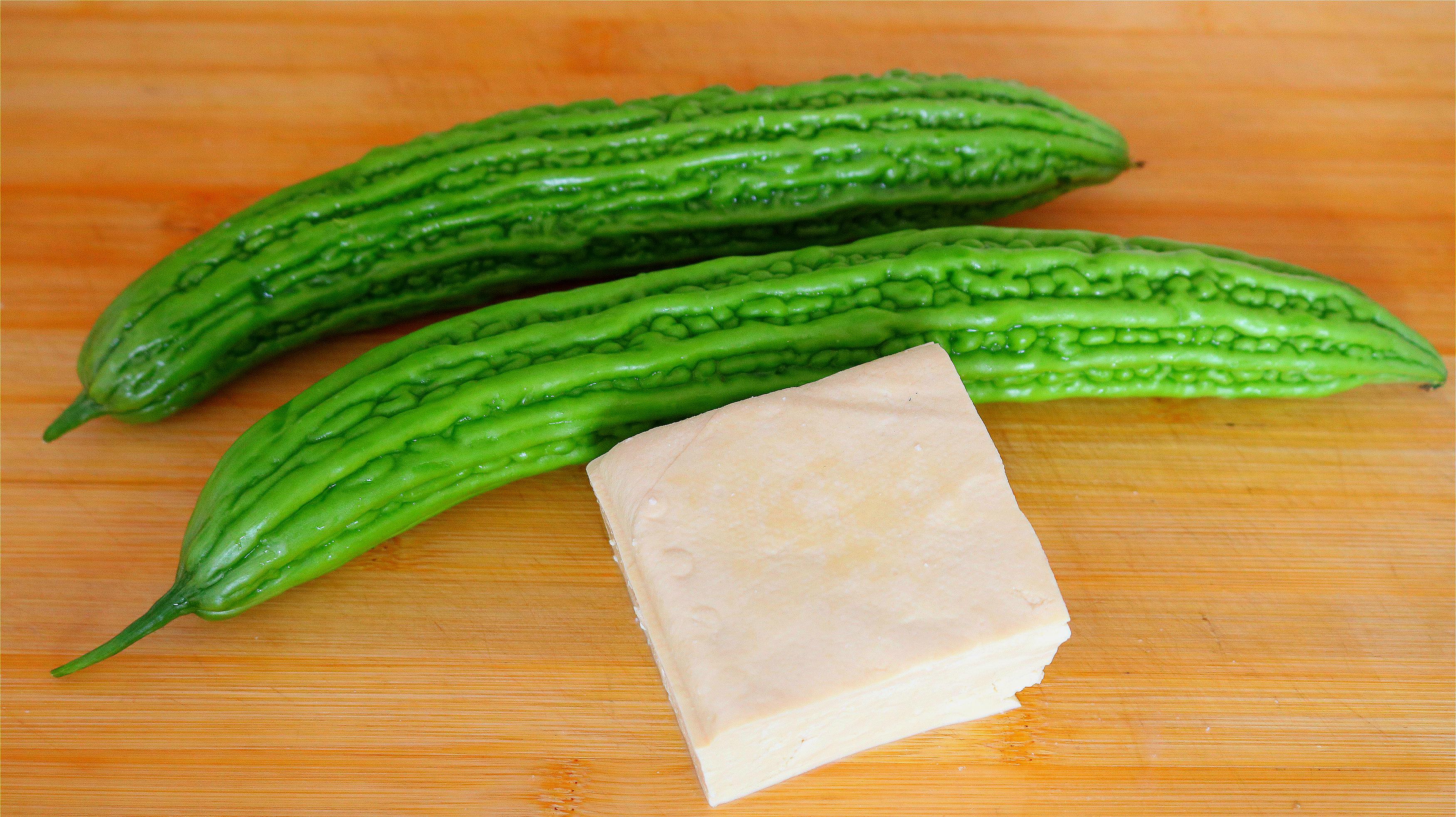 3块钱豆腐加2个苦瓜,不炒不炖不凉拌,又香又开胃,上桌孩子抢光