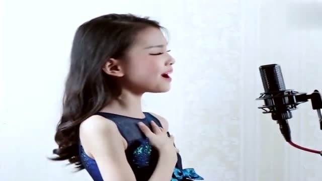 10岁童模一首歌唱出名,开口还是稚嫩的童声,但浓妆略显成熟!