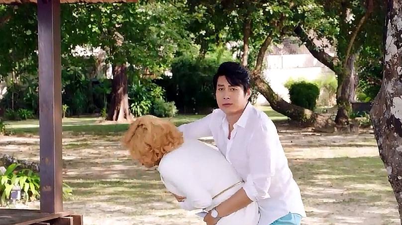 《李茶的姑妈》:艾伦和兄弟抱在一起被老婆看到,怎么也说不清了