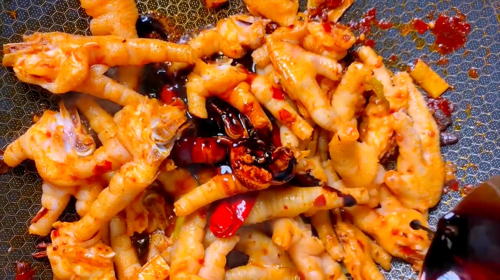 厨师长分享辣炒鸡爪的做法,酸辣过瘾,软糯开胃,上桌一扫而光