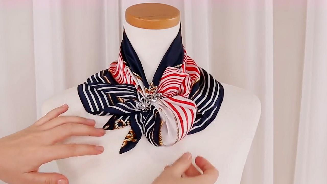 01:36  来源:好看视频-丝巾如何打玫瑰花系法 3长丝巾系法:将丝巾