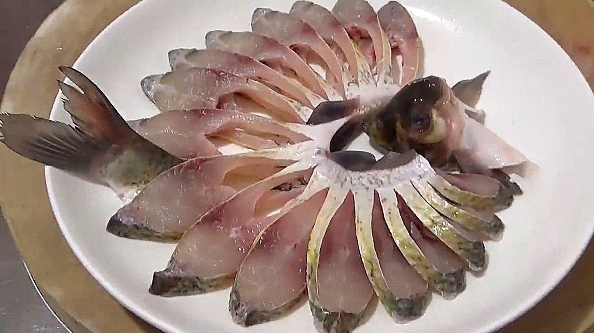 5清蒸鳊鱼:鱼身切片,去鱼头摆盘,鱼撒盐,小葱,姜入锅蒸,取出,加葱花