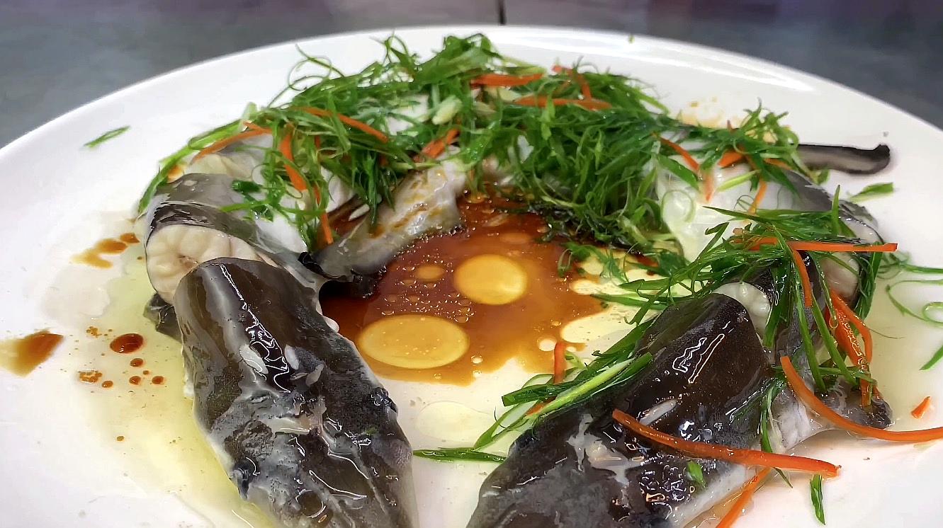 1蒜烧小鲨鱼的做法 来源:好看视频-小鲨鱼这样做才色香味俱全!