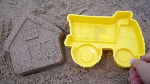 趣味启蒙 小姐姐玩沙子模具