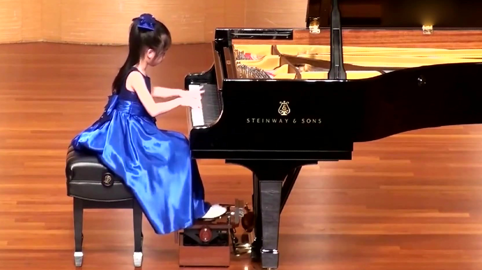 小女孩钢琴演奏发型图片