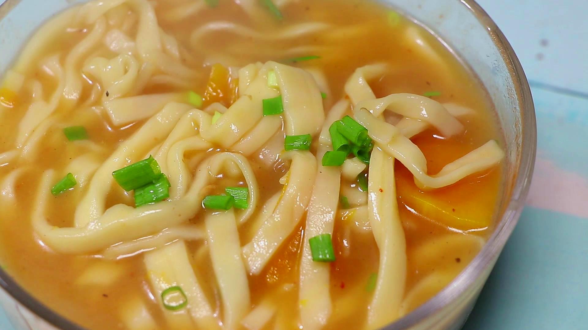 天冷,做一碗热腾腾的南瓜汤面,几分钟就搞定了,超好吃!