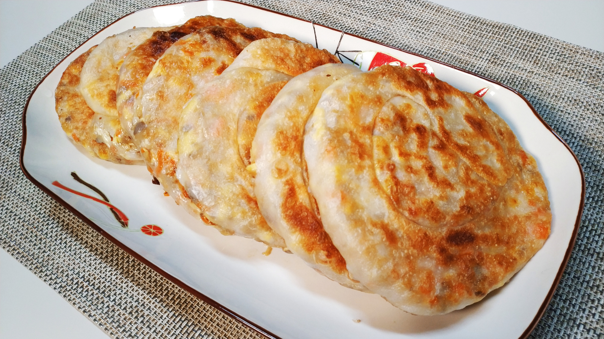 我家的馅饼又软又薄,薄皮大馅,一口气吃了仨还觉得没过瘾