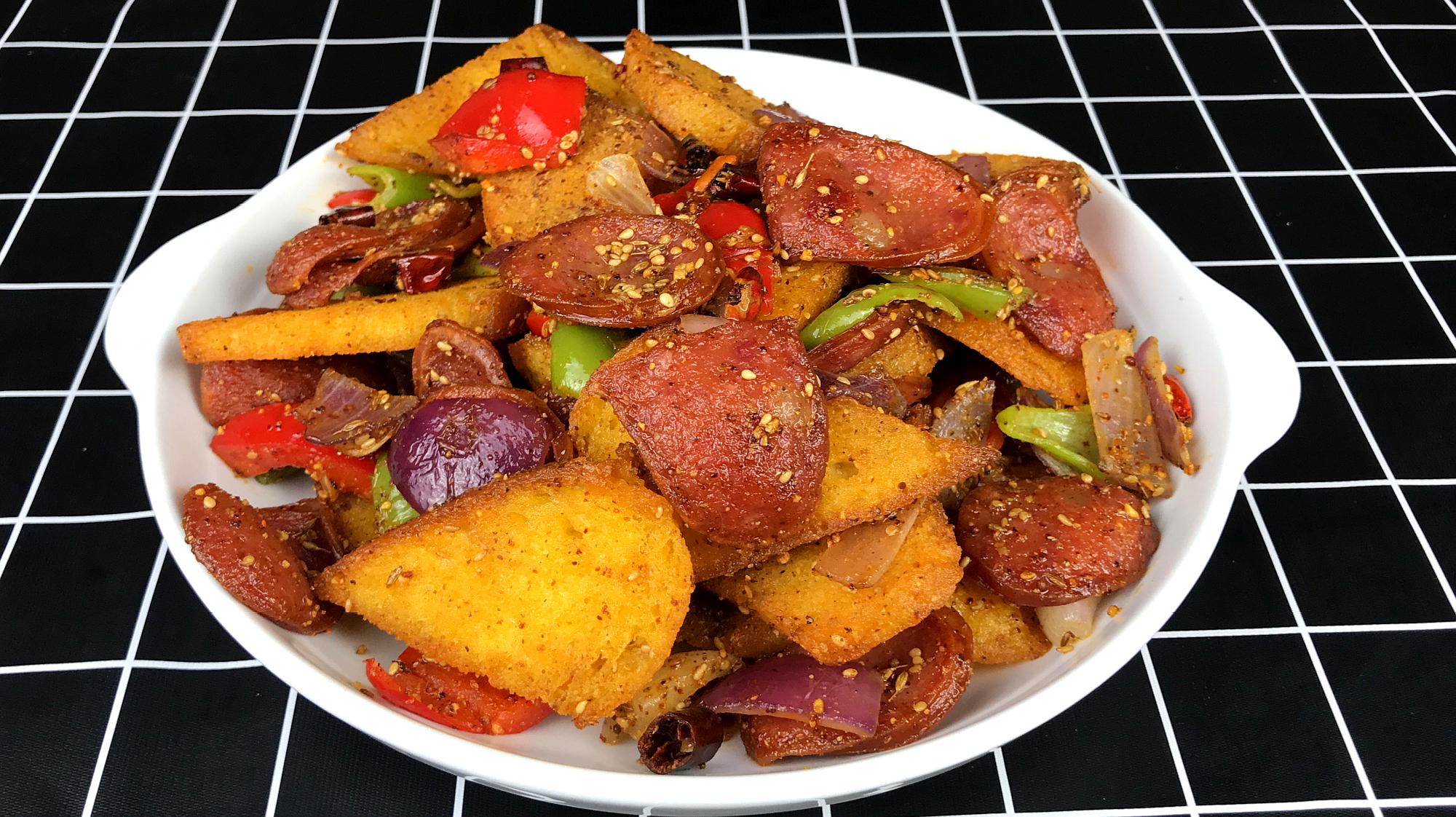 分享一道来自东北的地方菜,哈尔滨红肠炒大饼子,很多人没见过