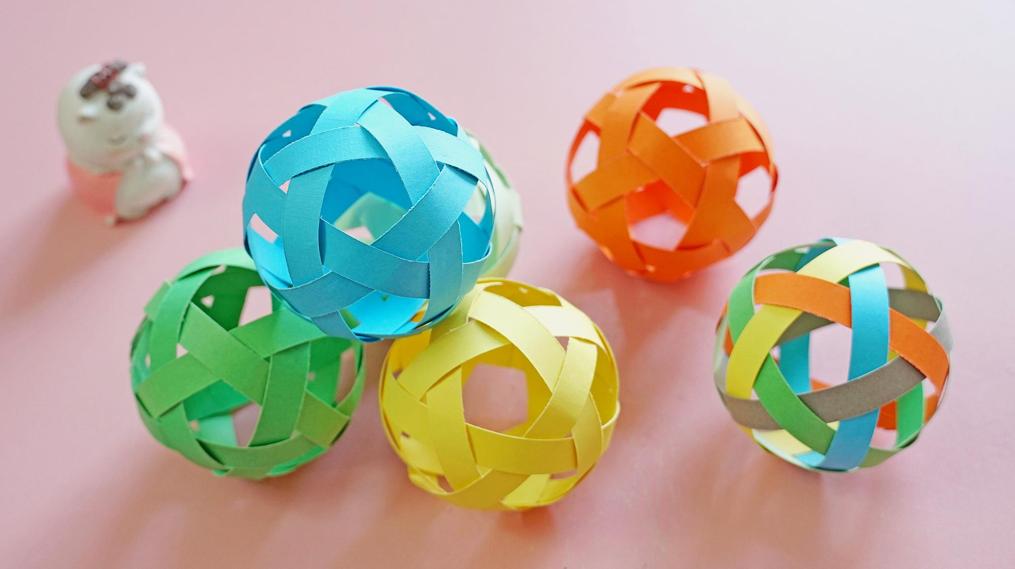 用卡纸条编织的小纸球,每个面都是一颗五角星,可以当作小装饰!
