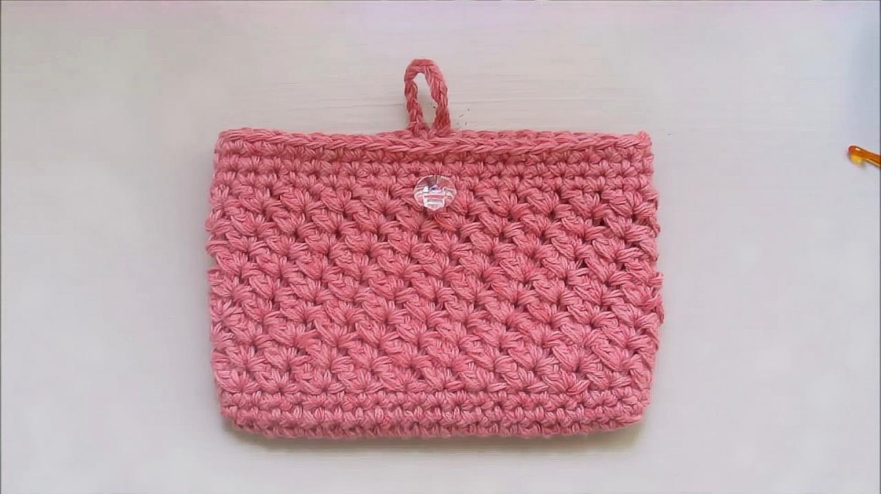 钩编一款简单实用的手拿包,可以放零钱和手机,给妈妈钩编一个吧