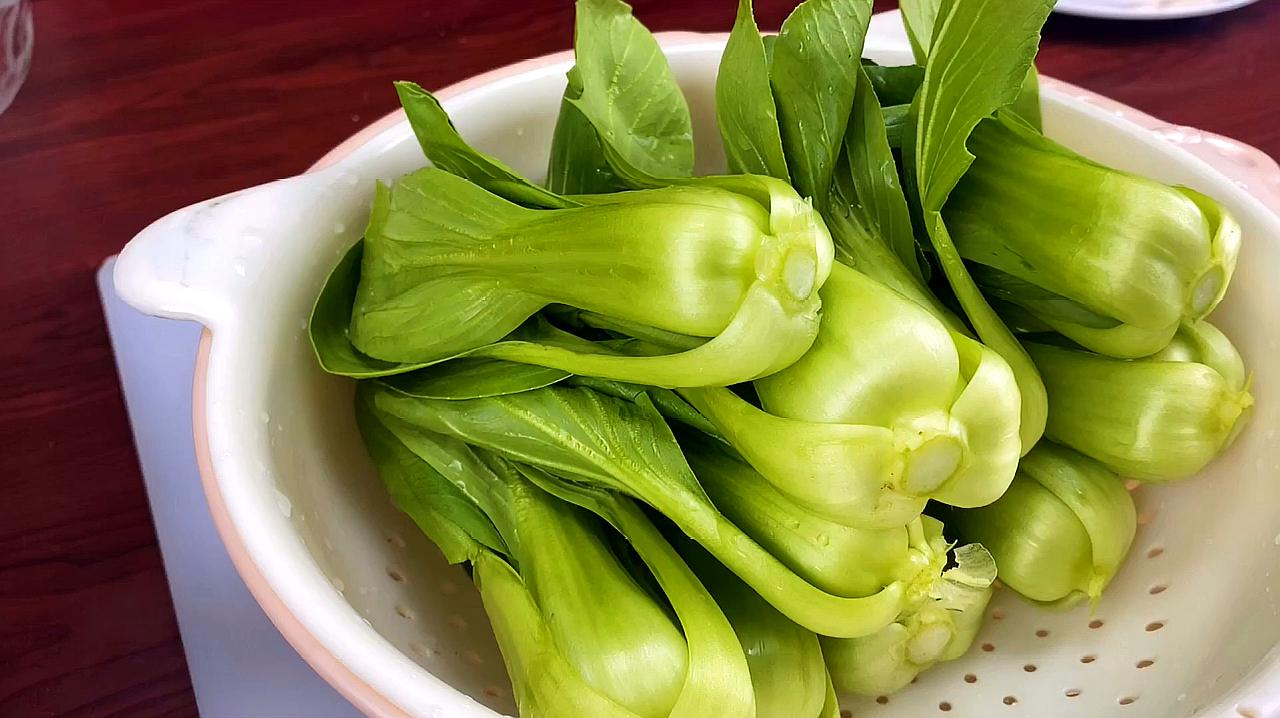 4香菇油菜:油菜加盐焯水后摆盘,在水淀粉中加入调味料制成酱汁,爆香蒜