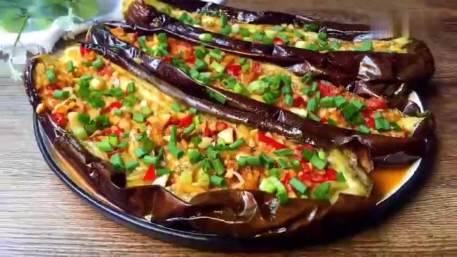 烧烤摊经典美食蒜香烤茄子,不一样的做法但是一样的美味