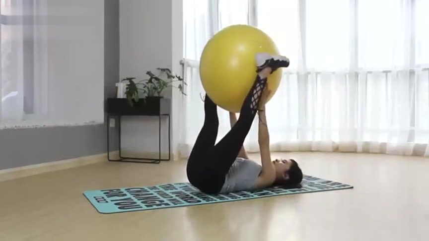 怎么使用瑜伽球做动作