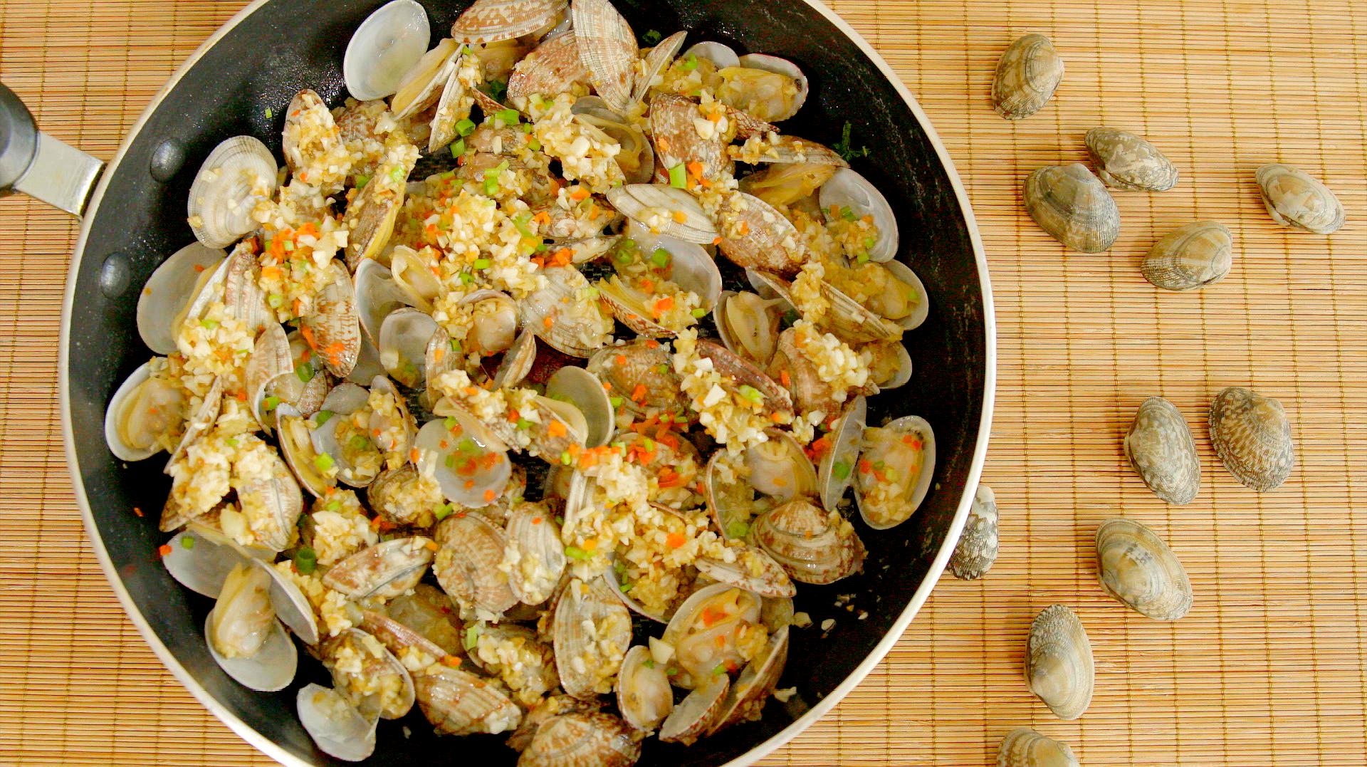 蒜香花蛤的独家做法,比烧烤摊上还够味,香气扑鼻回味无穷!