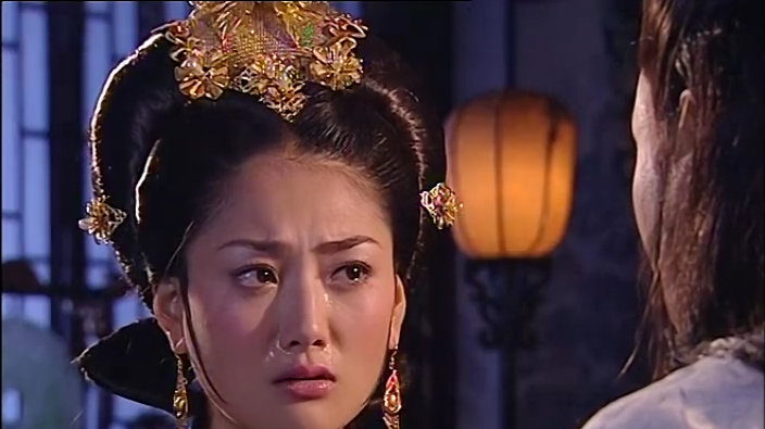 张巧嘴为报复董永,怂恿傅官保找董永麻烦,还打起了金簪的主意