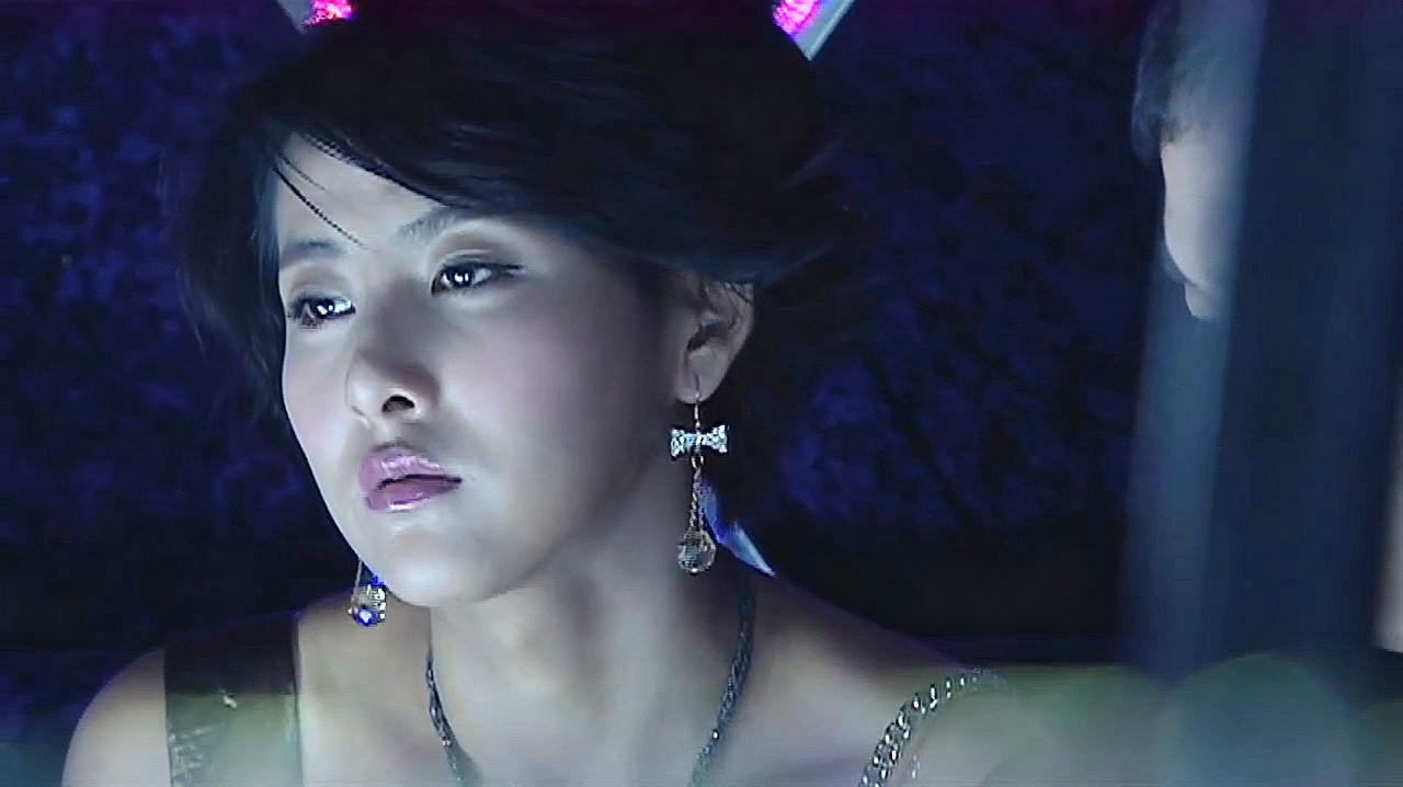 采薇离婚却开始堕落,泡在酒吧喝酒,意外与人为爱情鼓掌