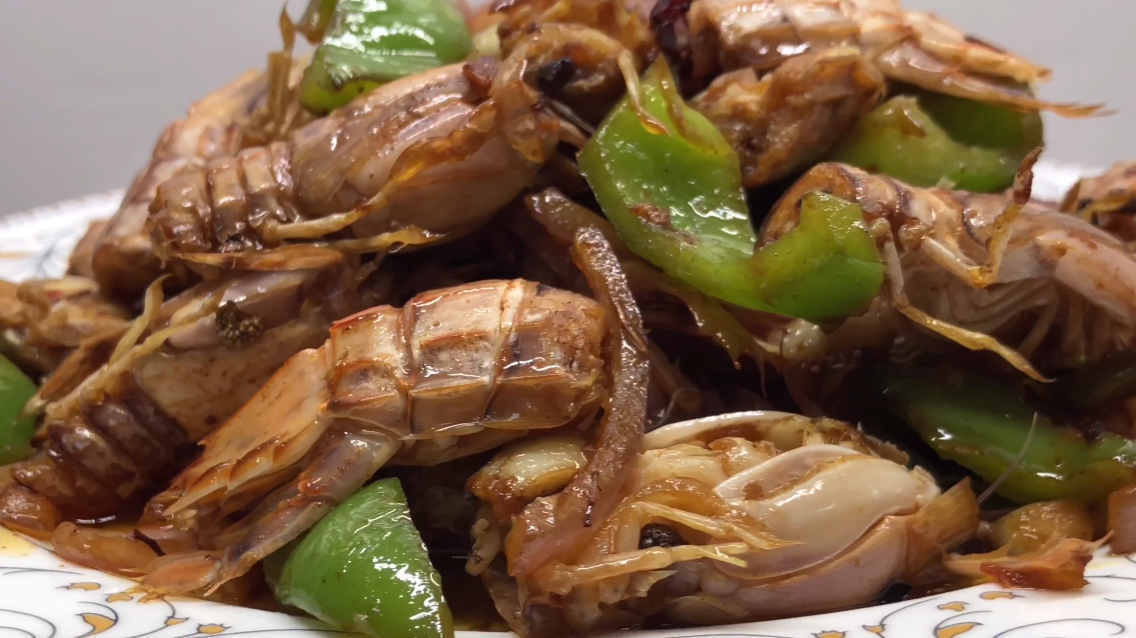 蒸熟后的皮皮虾还可以炒着吃哦