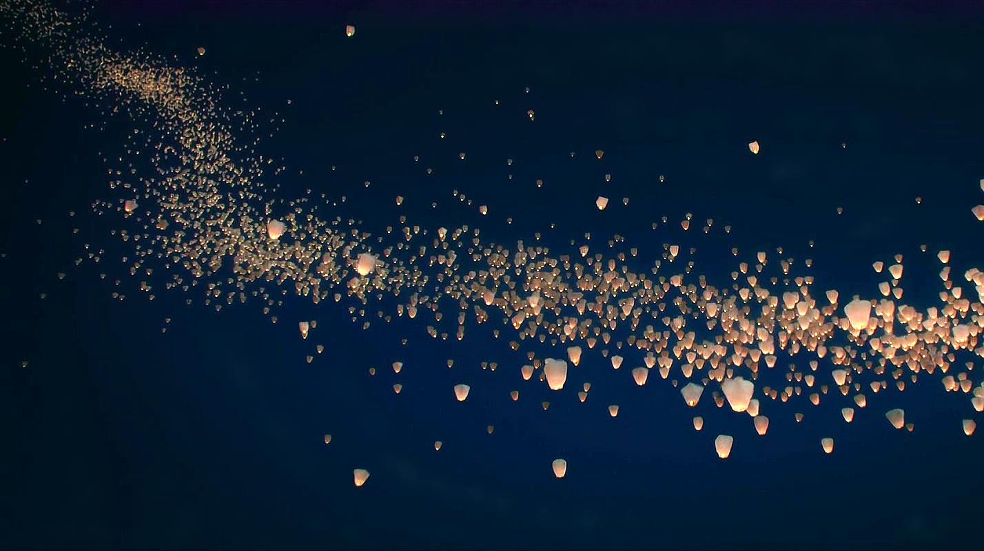 长城:众人头上绑着白布,放飞了满天的孔明灯