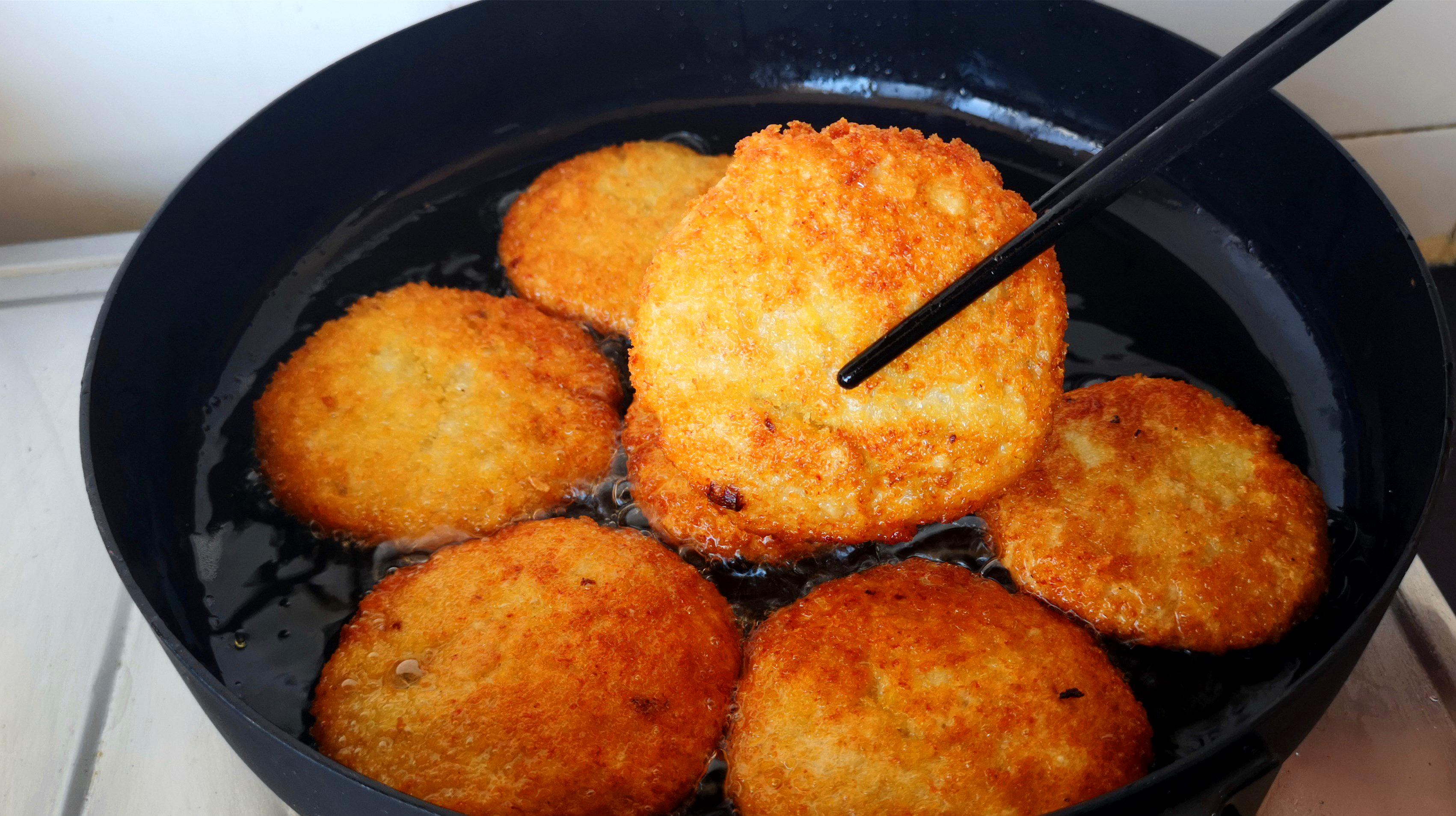 教你用藕片做鸡肉饼,外酥里嫩,比做炸藕合还简单,好吃