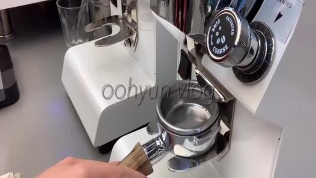 Cafe Vlog 中字 韩国咖啡店打工兼职美式咖啡巧克力拿铁肉桂茶大蒜面包 爱言情 Cafe Vlog 中字 韩国咖啡店打工兼职美式咖啡巧克力拿铁肉桂茶大蒜面包 爱言情