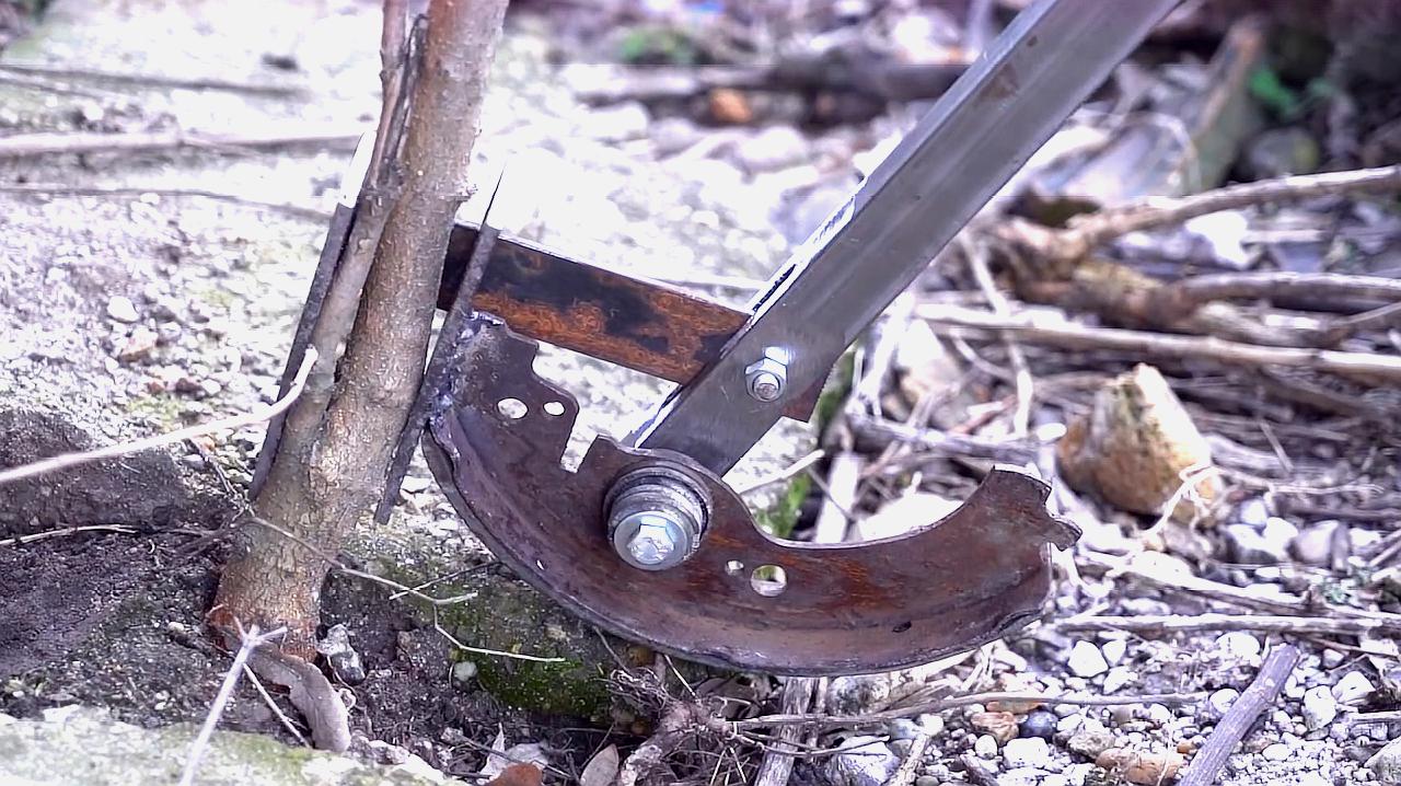 大叔自制"拔树根"工具,10秒拔一个根,30元就能造一把