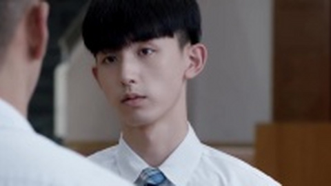 瘦弱校草参加篮球赛 全班一脸惊讶 跟体育生的pk太霸气了