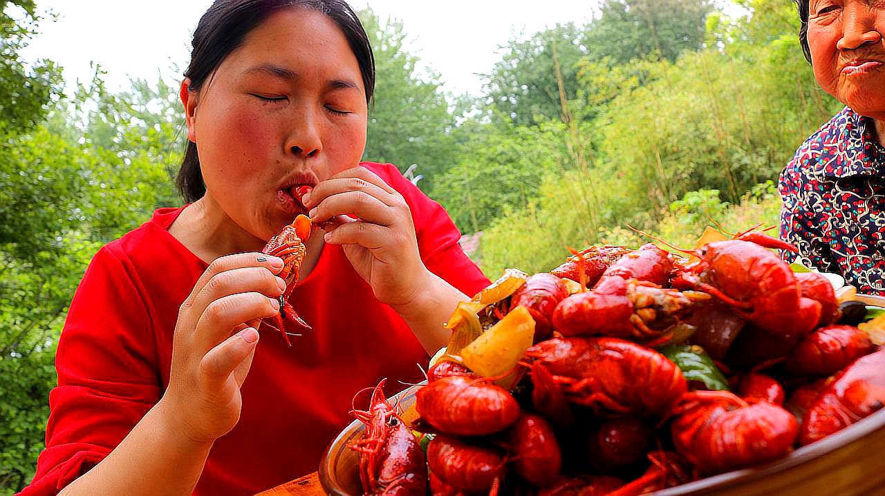 胖妹做金汤蒜泥龙虾,满满一大盆,这样吃才爽,差点连汤都没剩