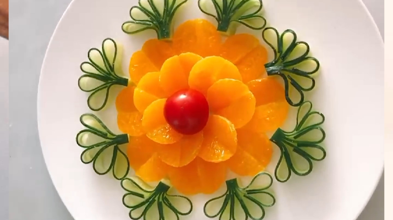 2橘子果盘(2):橘子剥皮后切开摆盘,再放扇子形状的黄系点缀.