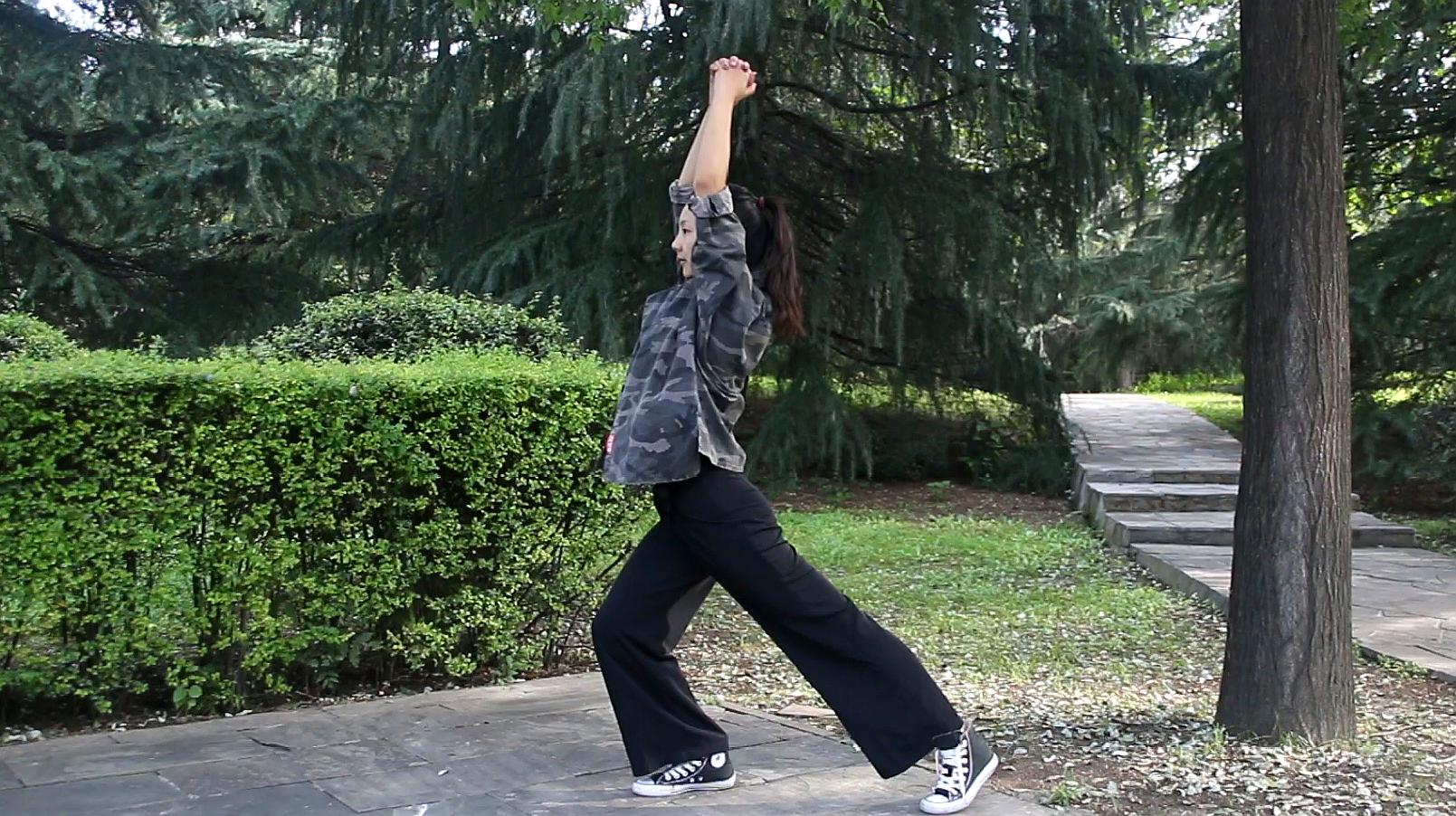 肾气不足的,每天原地甩手,加速气血循环,肾气足阳气旺身体健康