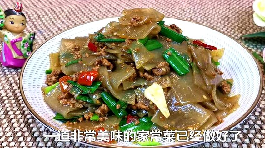 4粉皮炒肉:粉皮放入锅中煮透明捞出,起锅烧油放入肉葱姜水,放入粉皮