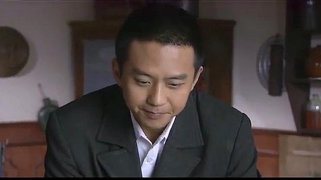 人间情缘:小军要去演电影了,和朋友们在对剧本,大家高兴坏了