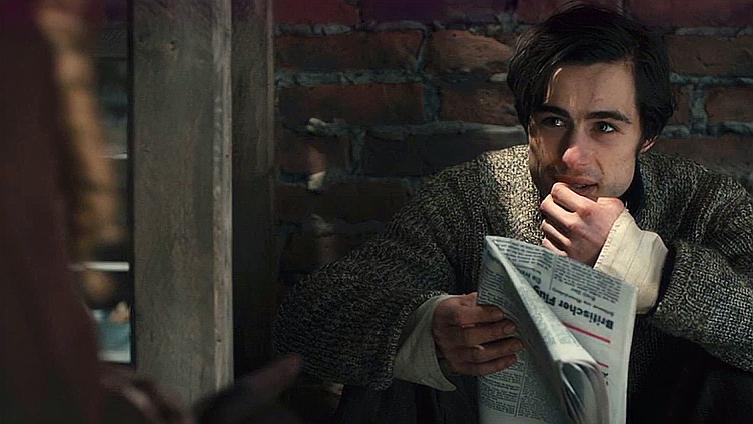 战争童话,《偷书贼》精彩片段速看,苟且偷生之下的人性光辉!