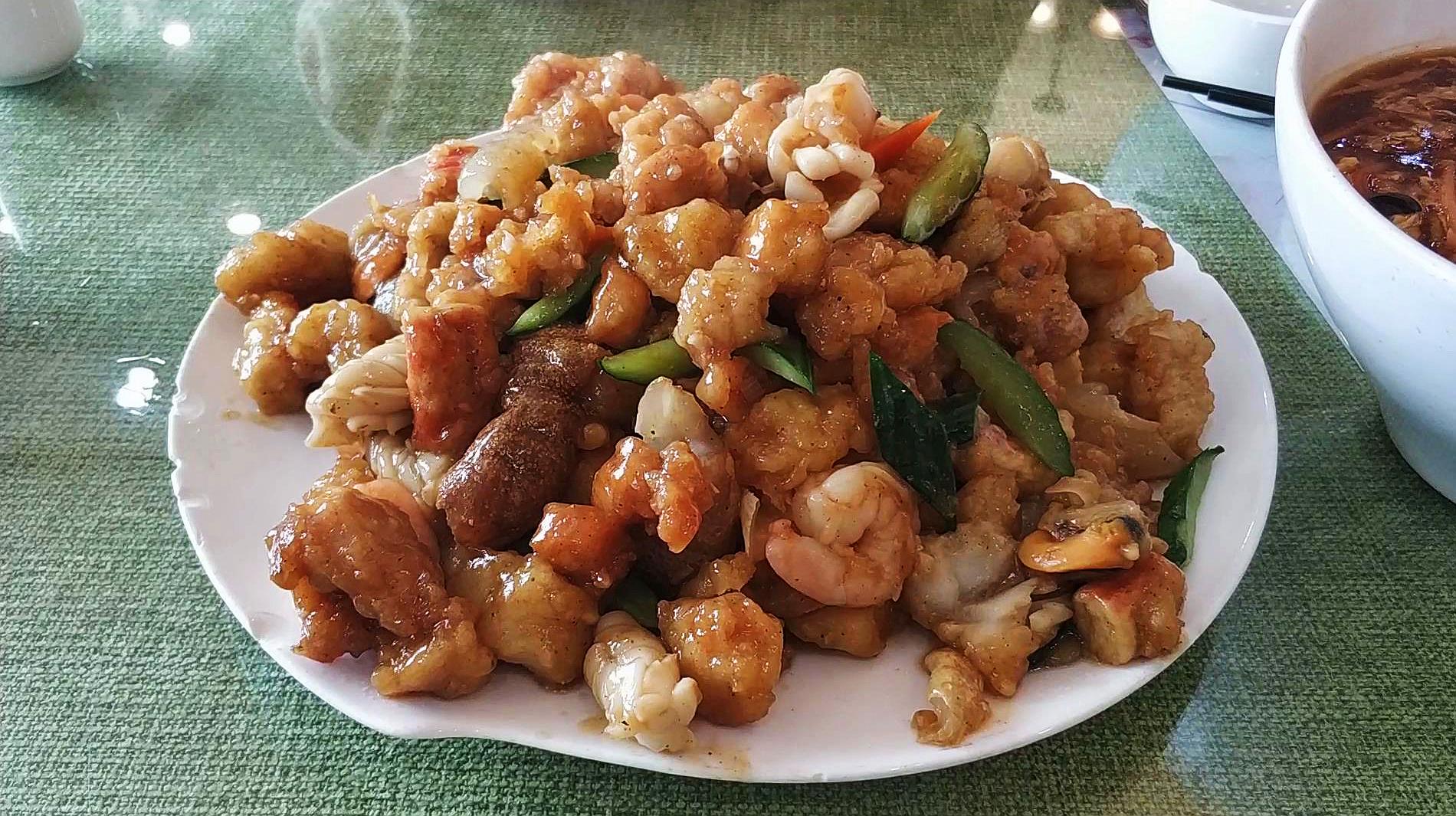 5八珍豆腐:天津家常菜的代表,先把豆腐切块炸出脆皮,然后加上8种鲜味