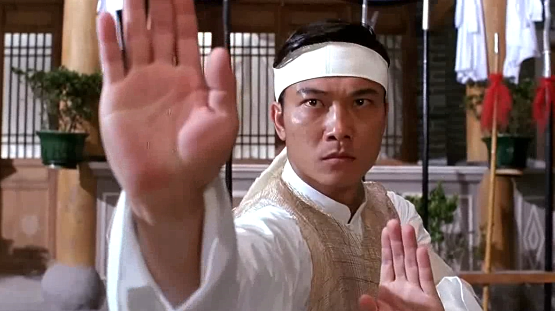 华语功夫片的巅峰,《精武英雄》经典片段回顾,精彩打斗场面!